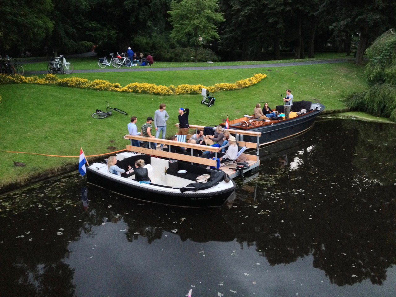 Bootjes op Floatlands drijvers