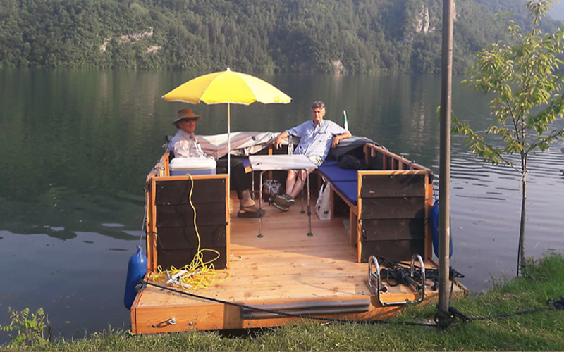 Pontonboot op Floatlands drijvers