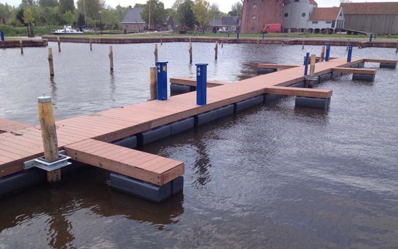 Pontonboot op Floatlands drijvers