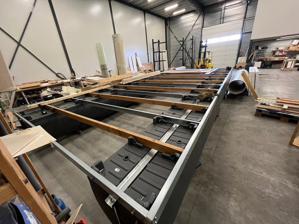 Pontonboot op Floatlands drijvers